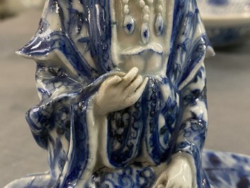 Une figure de Guanyin assise en porcelaine de Chine en bleu et blanc, 19&egrave;me